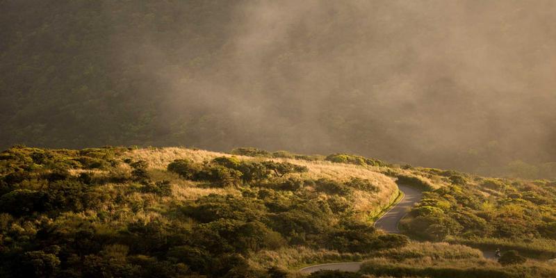 美术高考场景速写创作指南：叙事性表达与多人组合构图